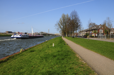 900209 Gezicht op de Johan Wagenaarkade te Utrecht, met links het Amsterdam-Rijnkanaal.